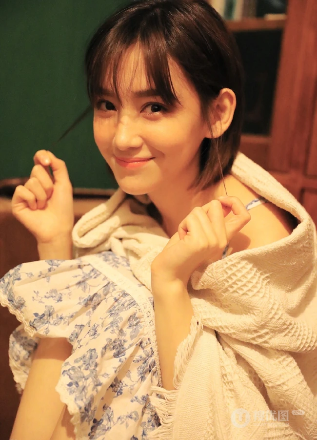 女生李玉洁小碎花肩带连衣裙复古风室内写真图片