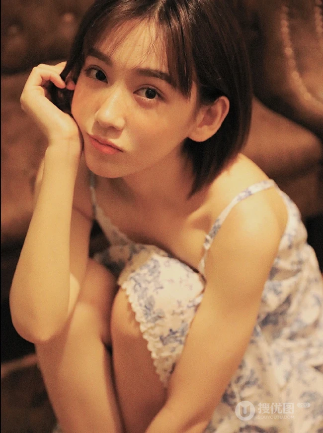 女生李玉洁小碎花肩带连衣裙复古风室内写真图片