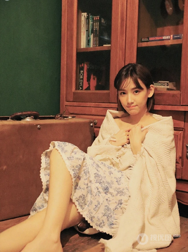 女生李玉洁小碎花肩带连衣裙复古风室内写真图片
