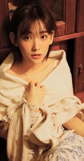 女生李玉洁小碎花肩带连衣裙复古风室内写真图片