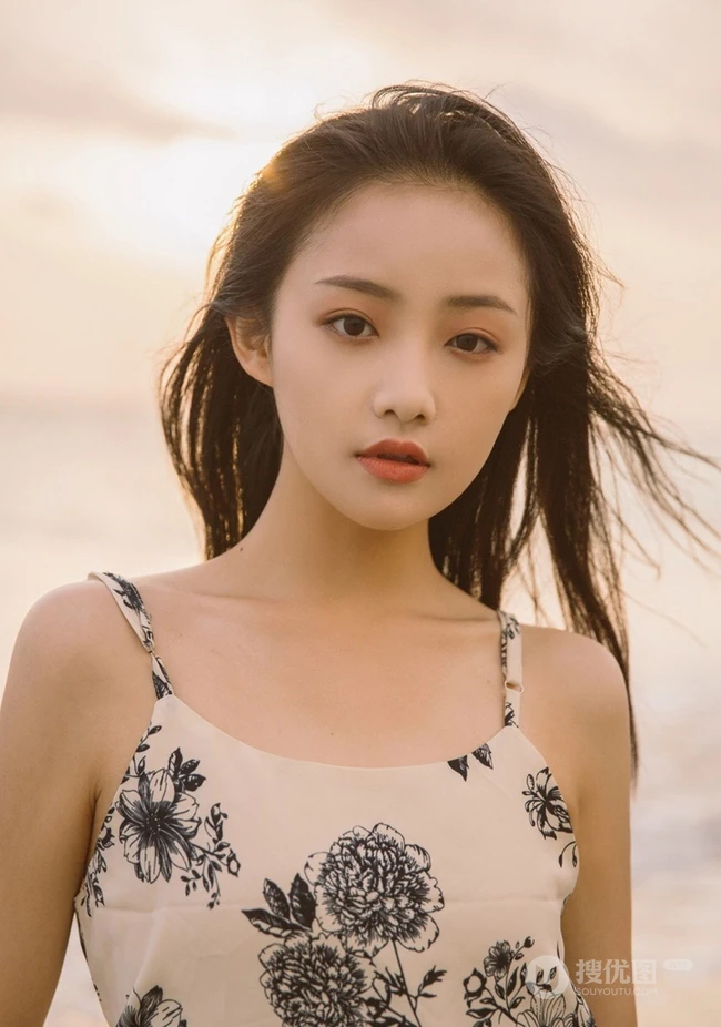 女生吴佳怡清新海边写真图片