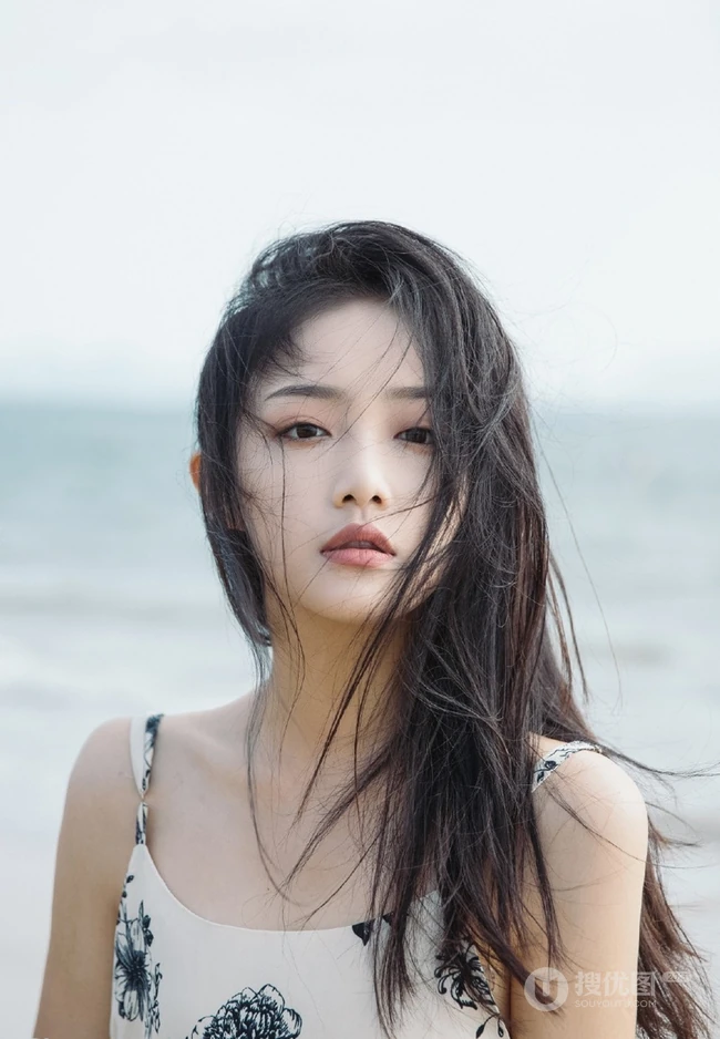 女生吴佳怡清新海边写真图片