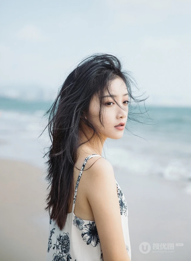 女生吴佳怡清新海边写真图片