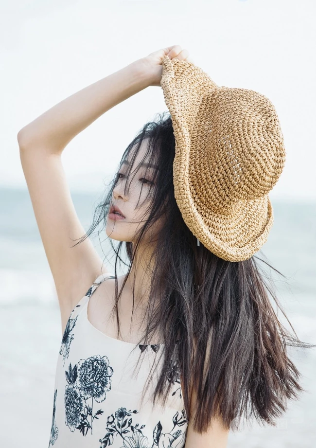 女生吴佳怡清新海边写真图片