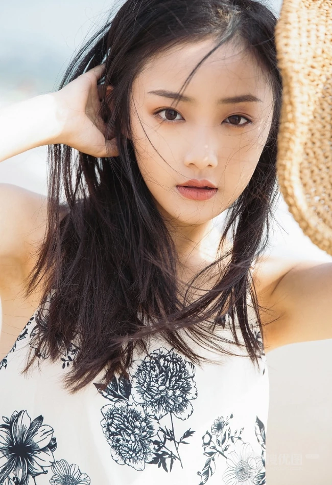 女生吴佳怡清新海边写真图片