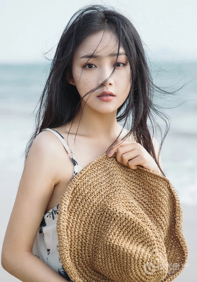 女生吴佳怡清新海边写真图片