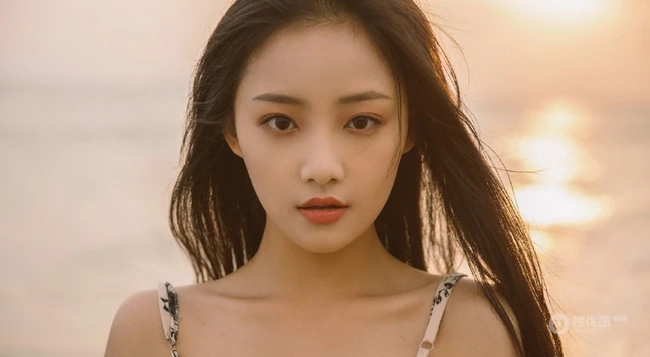 女生吴佳怡清新海边写真图片