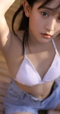 牛仔短裤家居服少女木屋结构民房浴室写真图片
