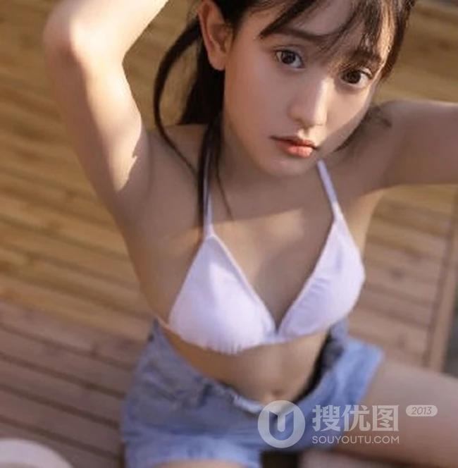 牛仔短裤家居服少女木屋结构民房浴室写真图片