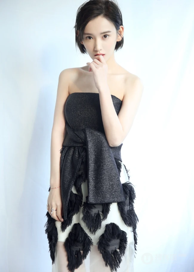 李沐宸黑色礼裙连衣裙气质美肩俏背写真图片