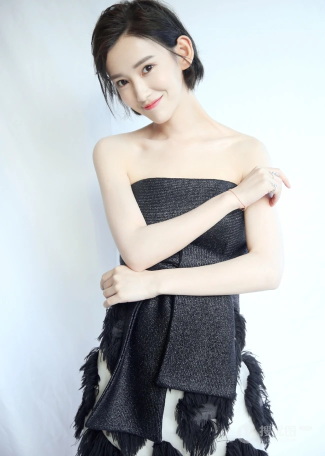 李沐宸黑色礼裙连衣裙气质美肩俏背写真图片