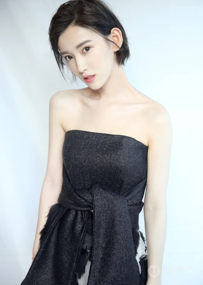 李沐宸黑色礼裙连衣裙气质美肩俏背写真图片