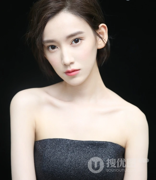 李沐宸黑色礼裙连衣裙气质美肩俏背写真图片