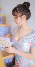 清纯白皙丸子头少女紧身连体泳装清新室内楼梯间写真