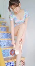 清纯白皙丸子头少女紧身连体泳装清新室内楼梯间写真
