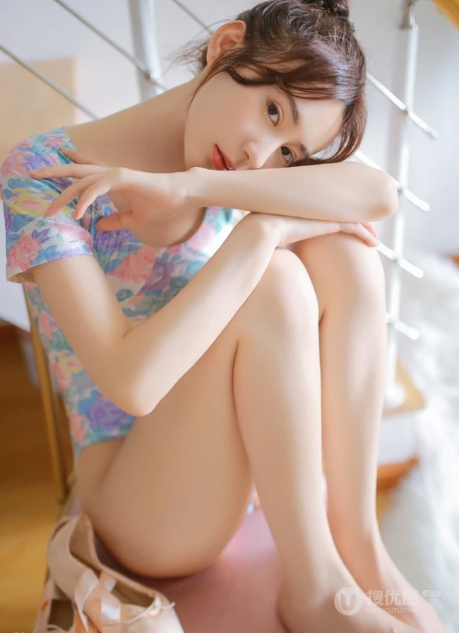 清纯白皙丸子头少女紧身连体泳装清新室内楼梯间写真