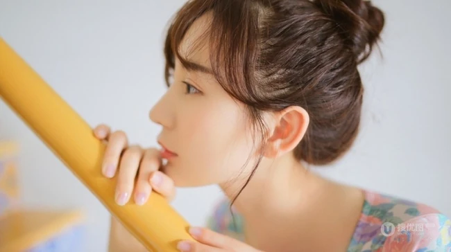 清纯白皙丸子头少女紧身连体泳装清新室内楼梯间写真