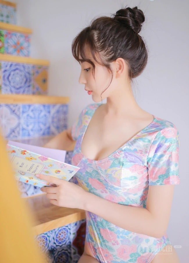 清纯白皙丸子头少女紧身连体泳装清新室内楼梯间写真