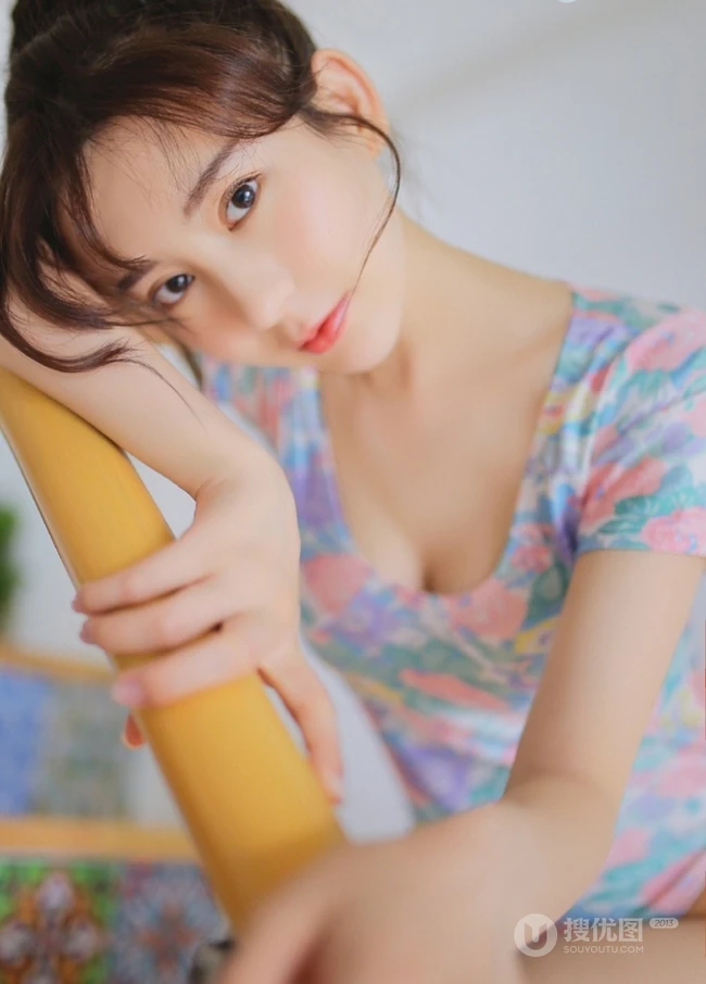 清纯白皙丸子头少女紧身连体泳装清新室内楼梯间写真