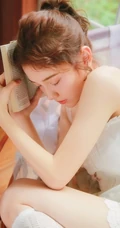 浅粉肩带连衣裙睡衣少女白裙白袜线条感室内清新写真