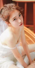 浅粉肩带连衣裙睡衣少女白裙白袜线条感室内清新写真