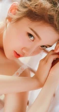浅粉肩带连衣裙睡衣少女白裙白袜线条感室内清新写真
