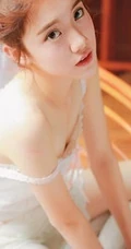 浅粉肩带连衣裙睡衣少女白裙白袜线条感室内清新写真