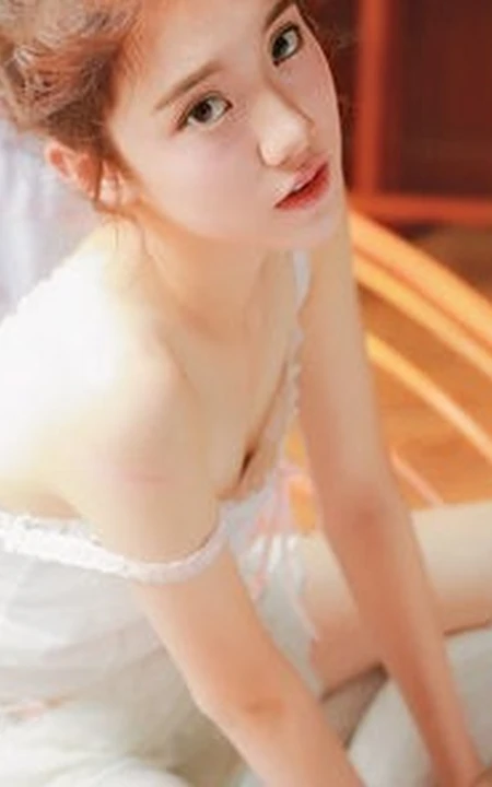 浅粉肩带连衣裙睡衣少女白裙白袜线条感室内清新写真