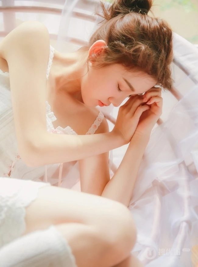 浅粉肩带连衣裙睡衣少女白裙白袜线条感室内清新写真