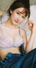 精选高颜值家居服牛仔裤修身女生室内沙发上动人写真图片
