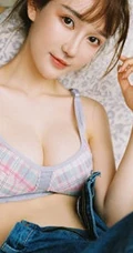 精选高颜值家居服牛仔裤修身女生室内沙发上动人写真图片