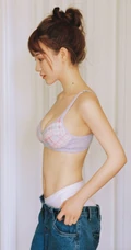 精选高颜值家居服牛仔裤修身女生室内沙发上动人写真图片