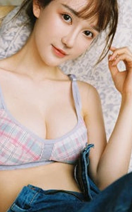 精选高颜值家居服牛仔裤修身女生室内沙发上动人写真图片