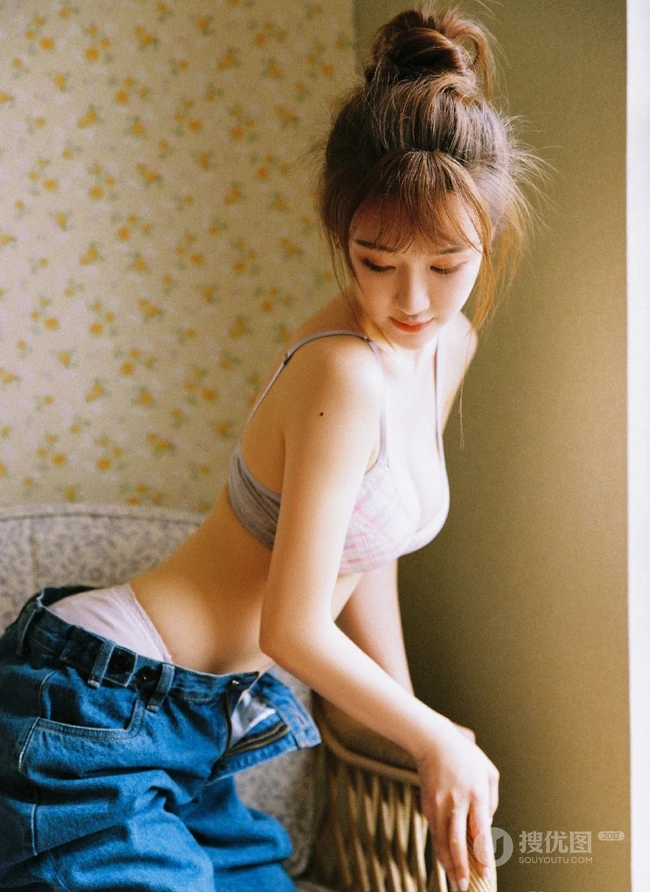 精选高颜值家居服牛仔裤修身女生室内沙发上动人写真图片