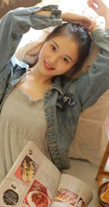 肩带灰裙少女居家室内高清写真，看书听音乐悠闲开心