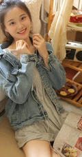 肩带灰裙少女居家室内高清写真，看书听音乐悠闲开心