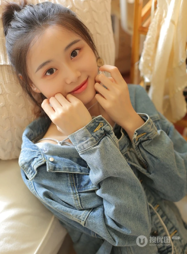 肩带灰裙少女居家室内高清写真，看书听音乐悠闲开心