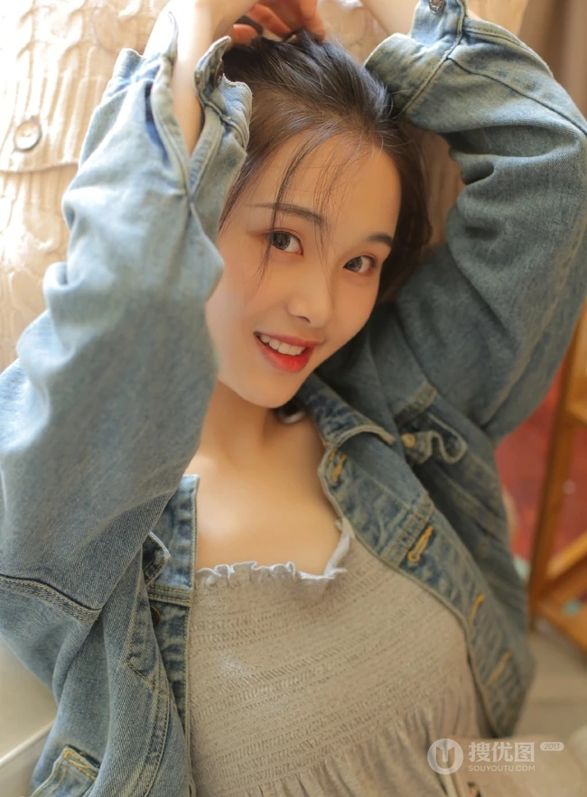 肩带灰裙少女居家室内高清写真，看书听音乐悠闲开心