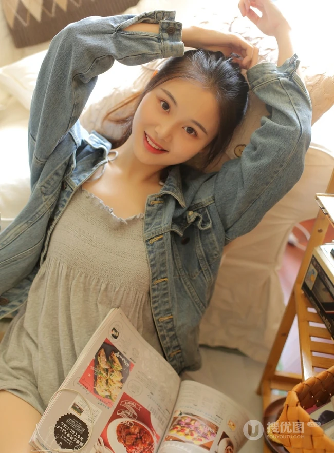 肩带灰裙少女居家室内高清写真，看书听音乐悠闲开心