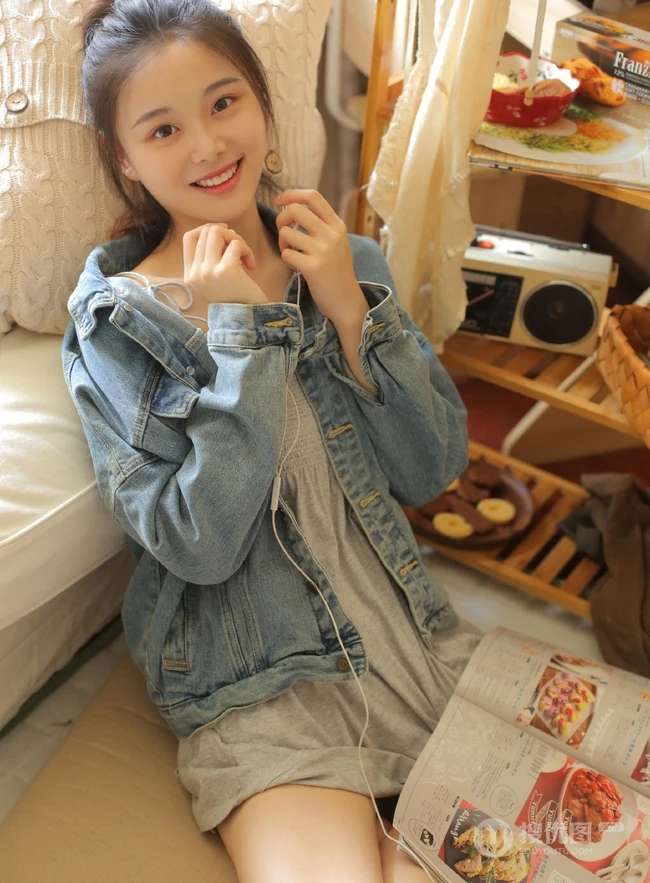 肩带灰裙少女居家室内高清写真，看书听音乐悠闲开心