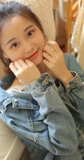 肩带灰裙少女居家室内高清写真，看书听音乐悠闲开心