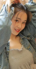 肩带灰裙少女居家室内高清写真，看书听音乐悠闲开心