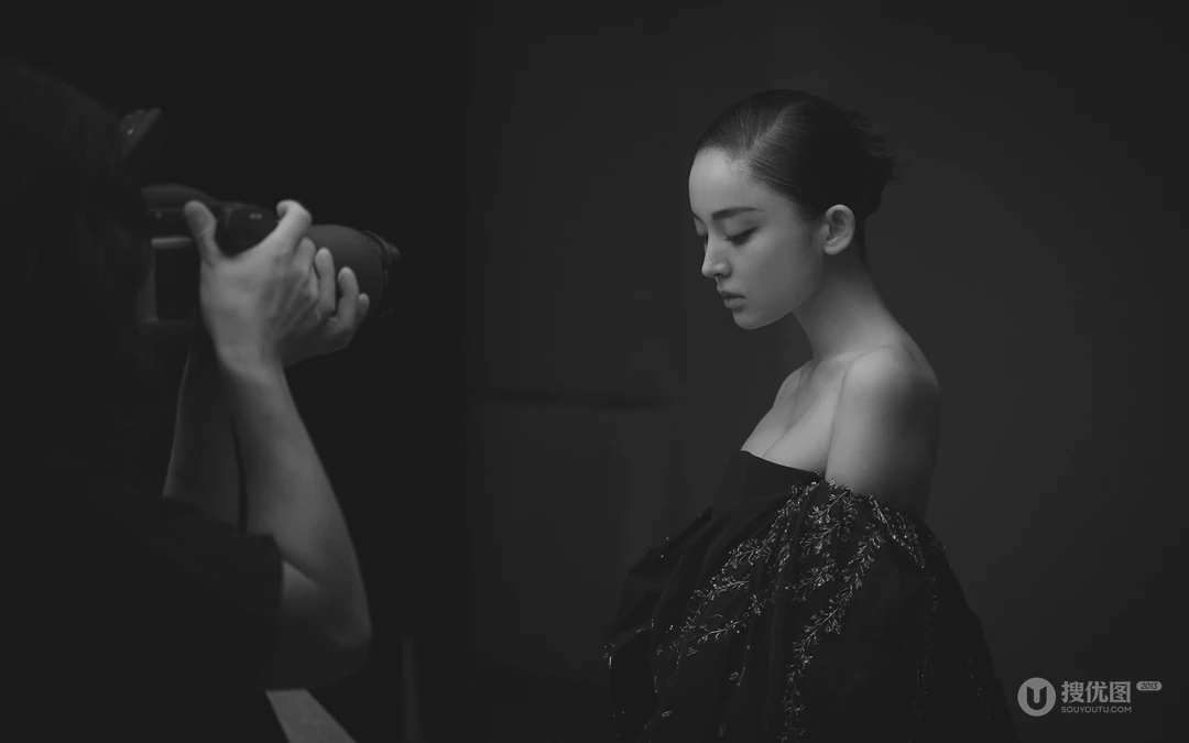 美女明星古力娜扎黑白摄影艺术写真壁纸