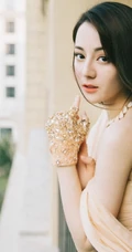 迪丽热巴高贵开叉礼服线条感写真图片，大秀美背气质动人