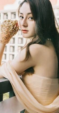 迪丽热巴高贵开叉礼服线条感写真图片，大秀美背气质动人