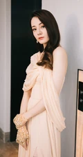 迪丽热巴高贵开叉礼服线条感写真图片，大秀美背气质动人