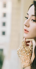 迪丽热巴高贵开叉礼服线条感写真图片，大秀美背气质动人