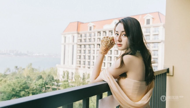 迪丽热巴高贵开叉礼服线条感写真图片，大秀美背气质动人