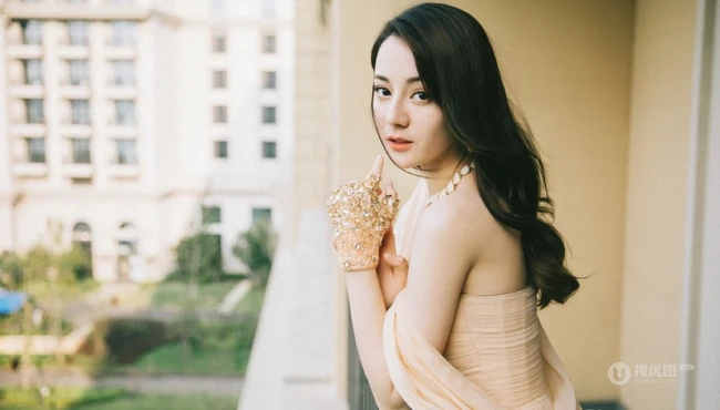迪丽热巴高贵开叉礼服线条感写真图片，大秀美背气质动人