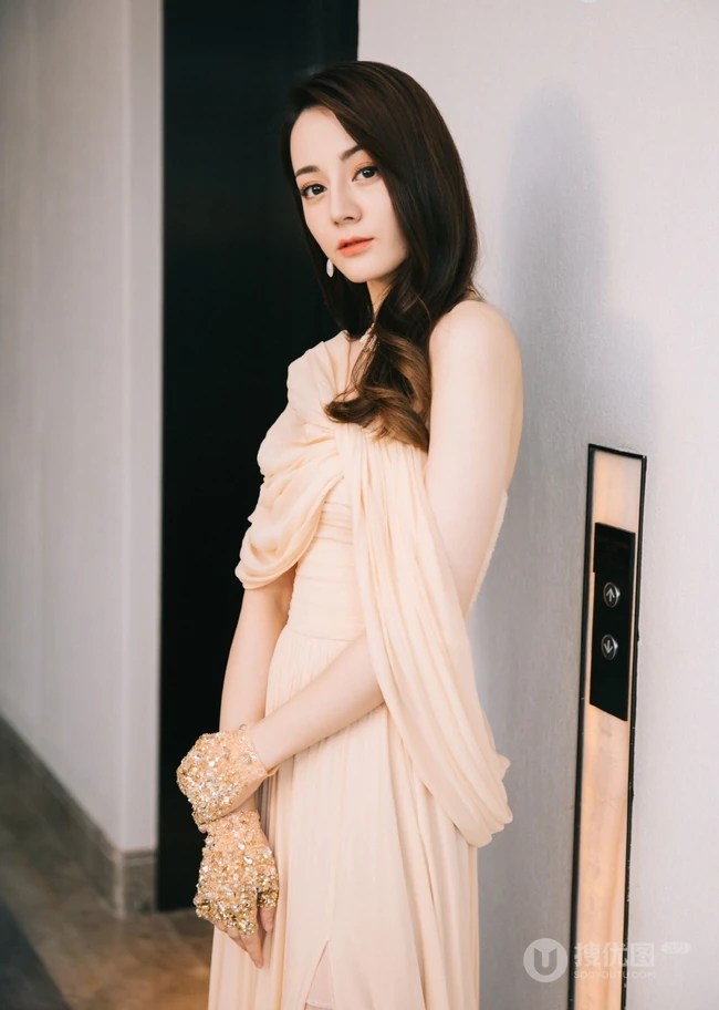 迪丽热巴高贵开叉礼服线条感写真图片，大秀美背气质动人